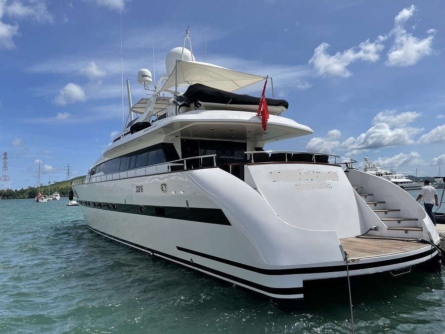 LUXURY YACHT MANGUSTA 100 Feet-2 X 1450 HP - Henri Captain