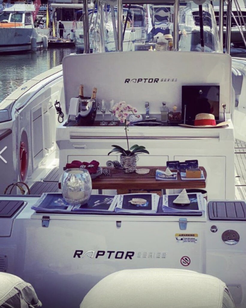 LUXURY SPEED BOAT RAPTOR 375 SOLARIUM- WITHOUT ENGINE - Henri Captain