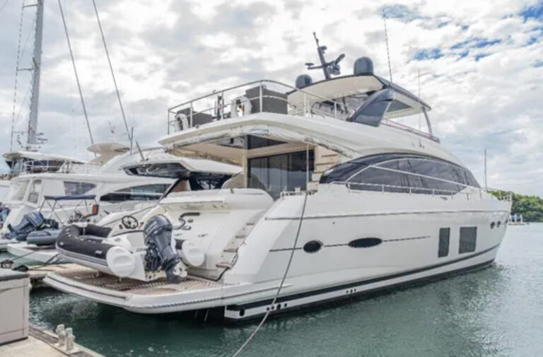 LUXURIOUS YACHT PRINCESS 84 FEET- Henri Captain