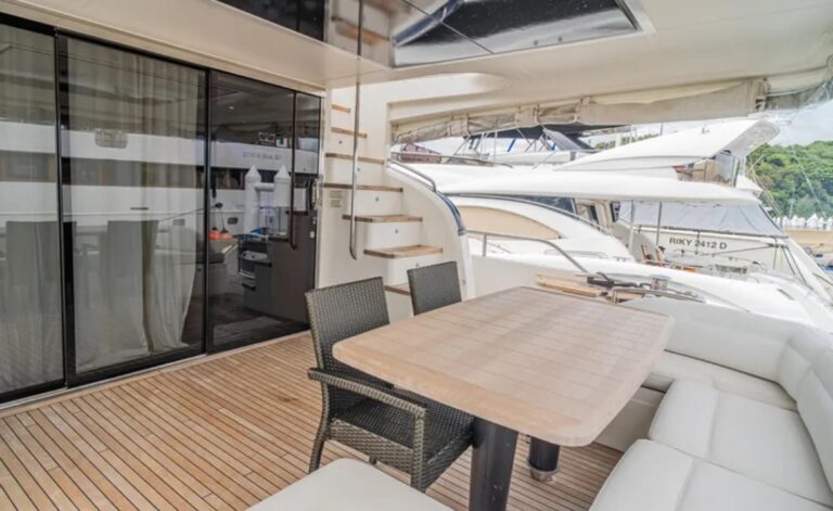 LUXURIOUS YACHT PRINCESS 84 FEET- Henri Captain
