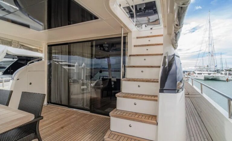 LUXURIOUS YACHT PRINCESS 84 FEET- Henri Captain